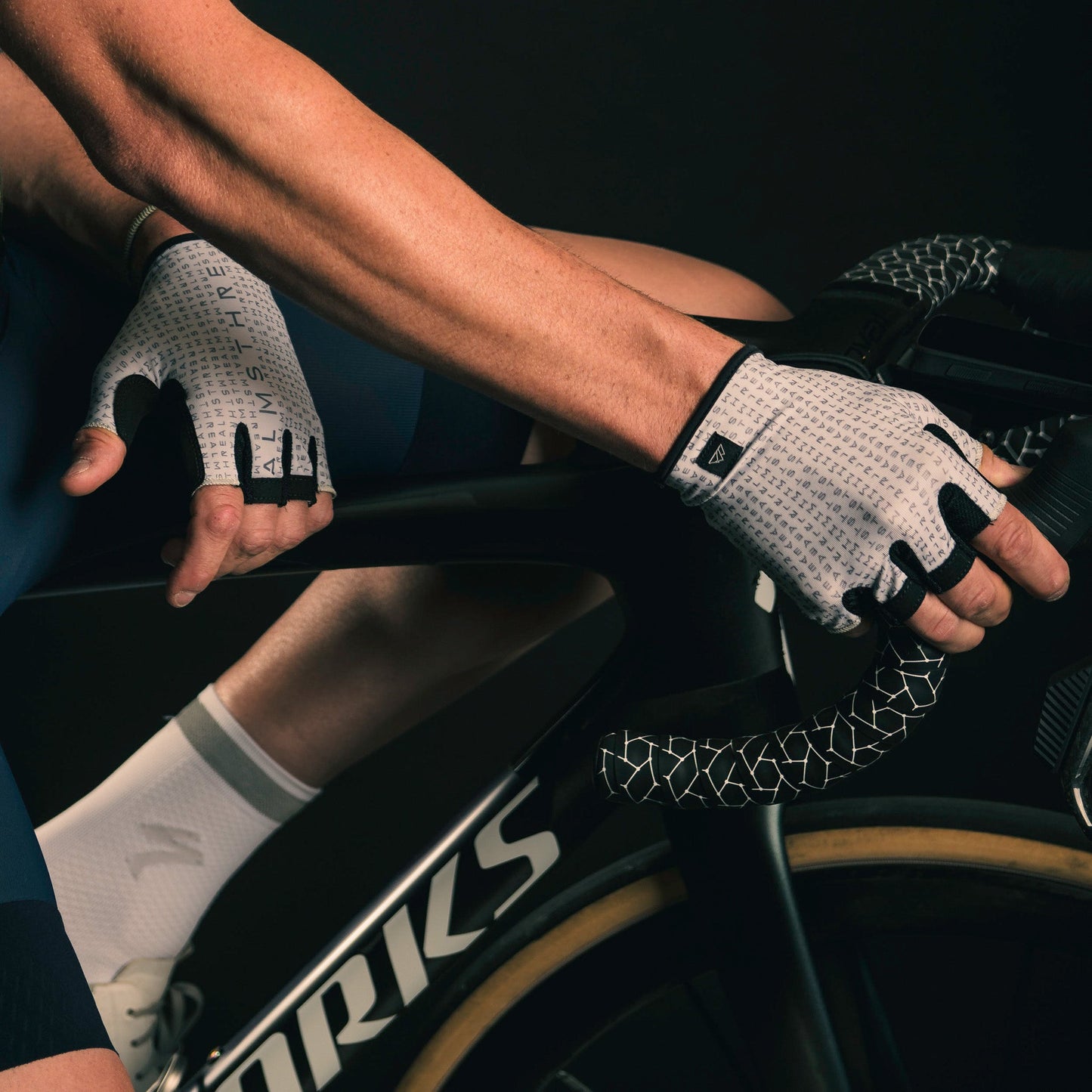 https://cdn.shopify.com/s/files/1/0493/2776/7713/files/ALMSTHRE_Cycling_Gloves_-42.jpg?v=1755792299