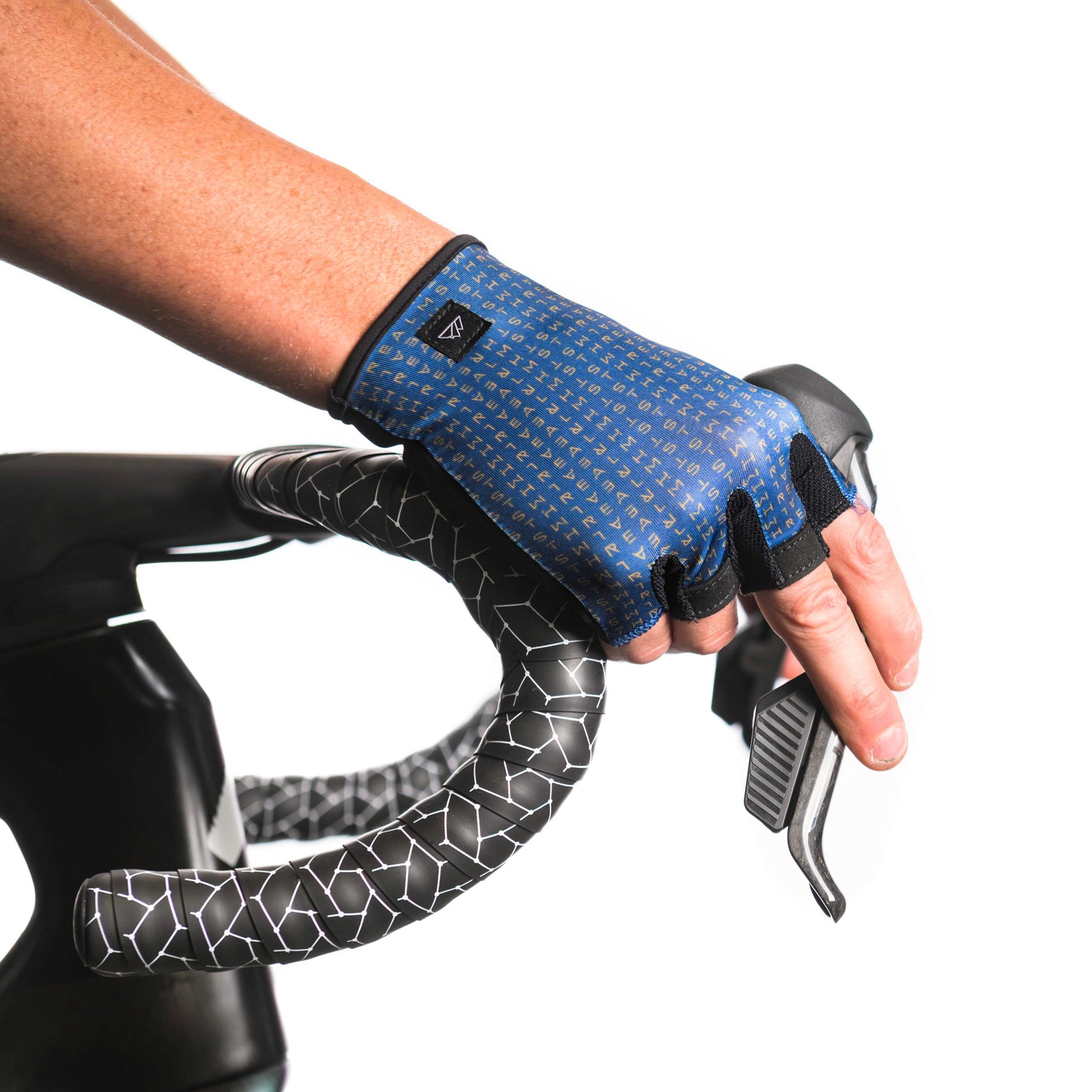 https://cdn.shopify.com/s/files/1/0493/2776/7713/files/ALMSTHRE_Cycling_Gloves_-37_55daf893-1648-44a9-bf81-db60268505b1.jpg?v=1750287251