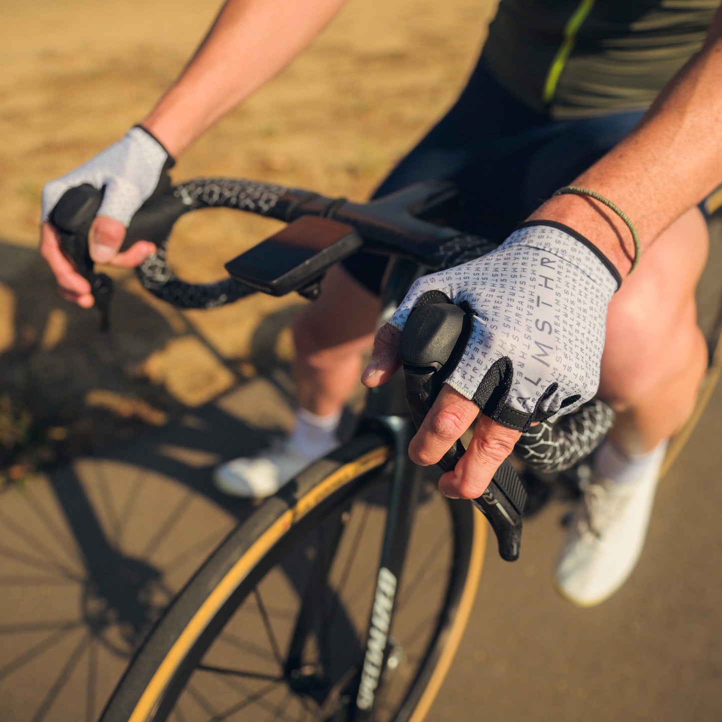 https://cdn.shopify.com/s/files/1/0493/2776/7713/files/ALMSTHRE_Cycling_Gloves_-41.jpg?v=1755792370