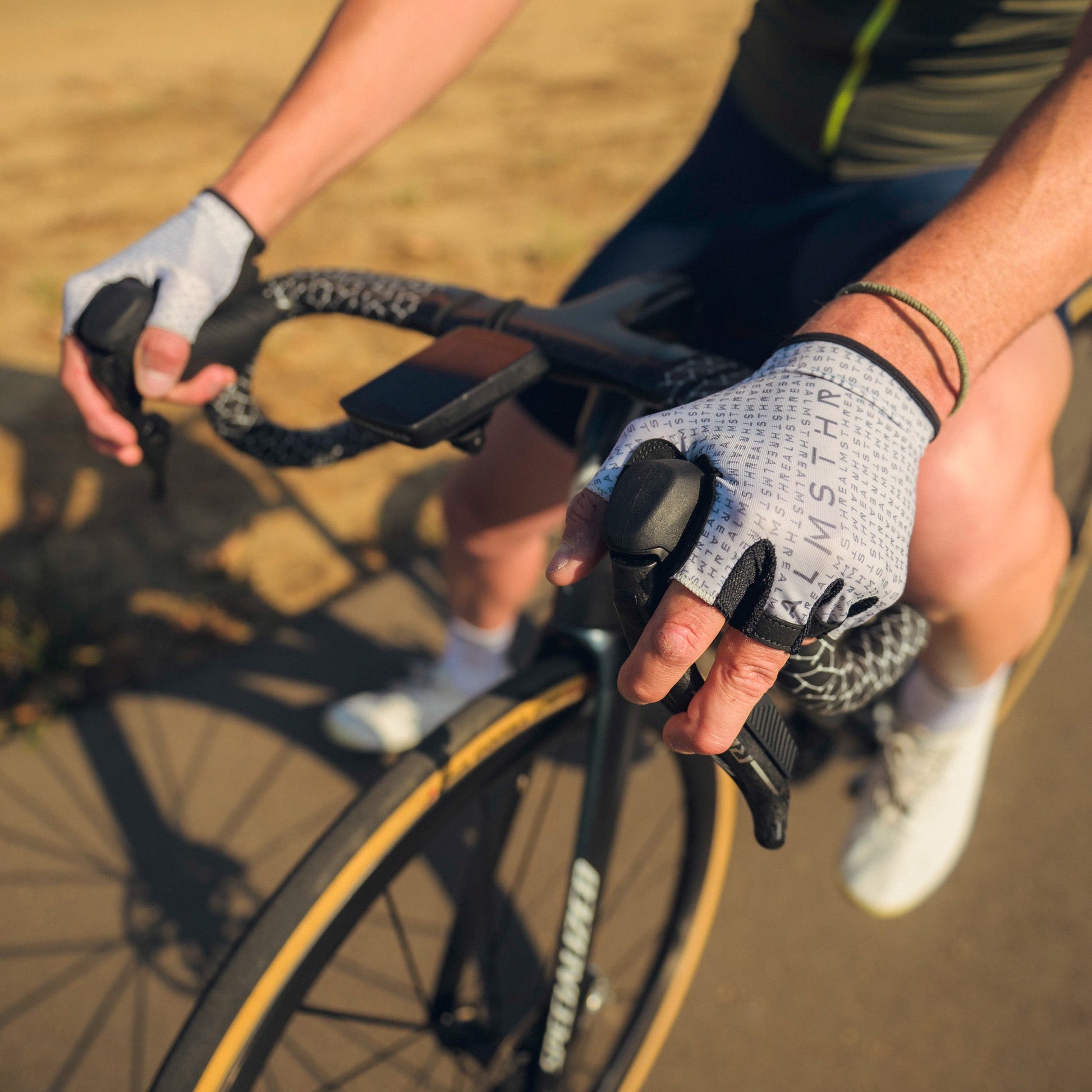 https://cdn.shopify.com/s/files/1/0493/2776/7713/files/ALMSTHRE_Cycling_Gloves_-41.jpg?v=1755792370