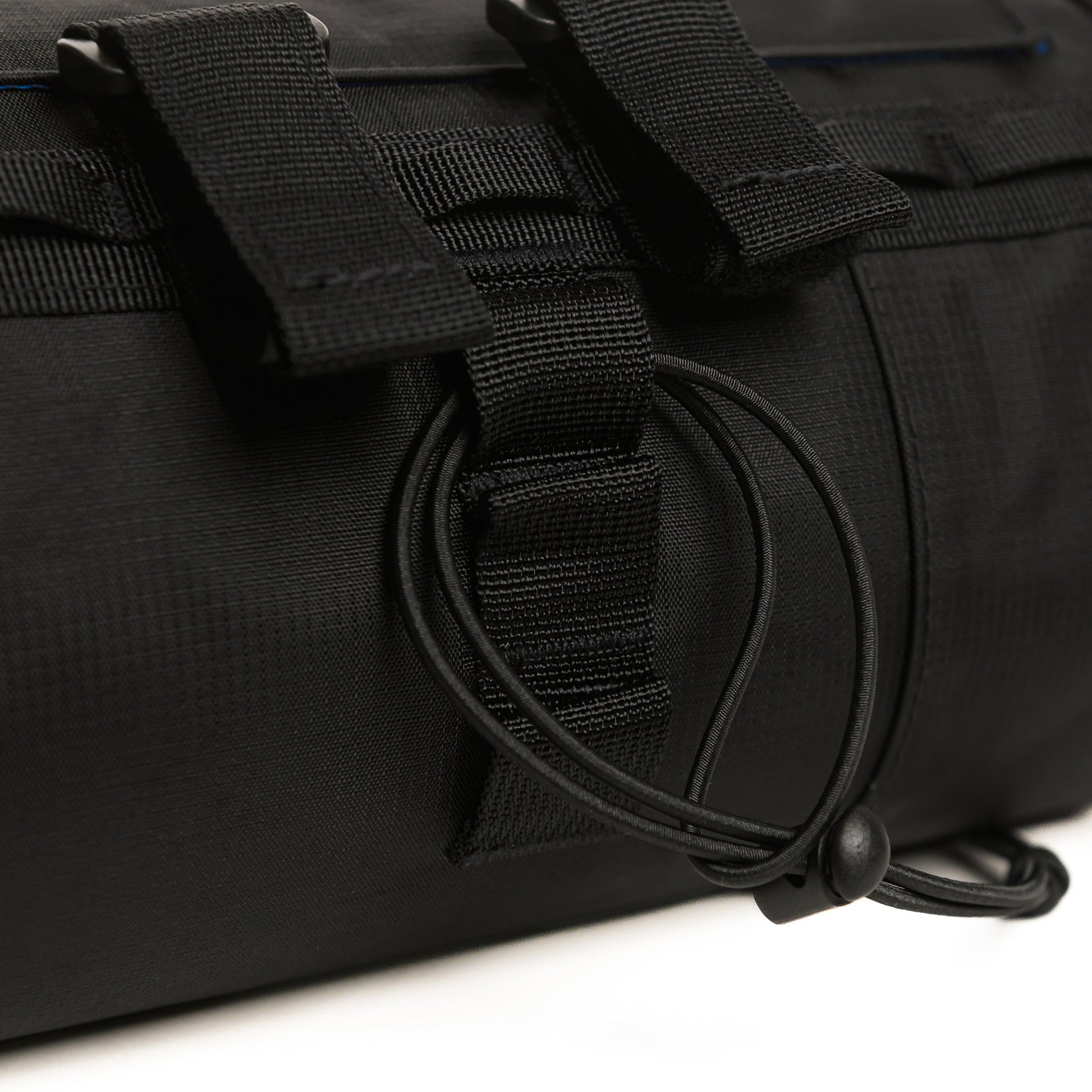 https://cdn.shopify.com/s/files/1/0493/2776/7713/files/Signature_XL_Bar_Bag_rear_mounting_teather.jpg?v=1763224170