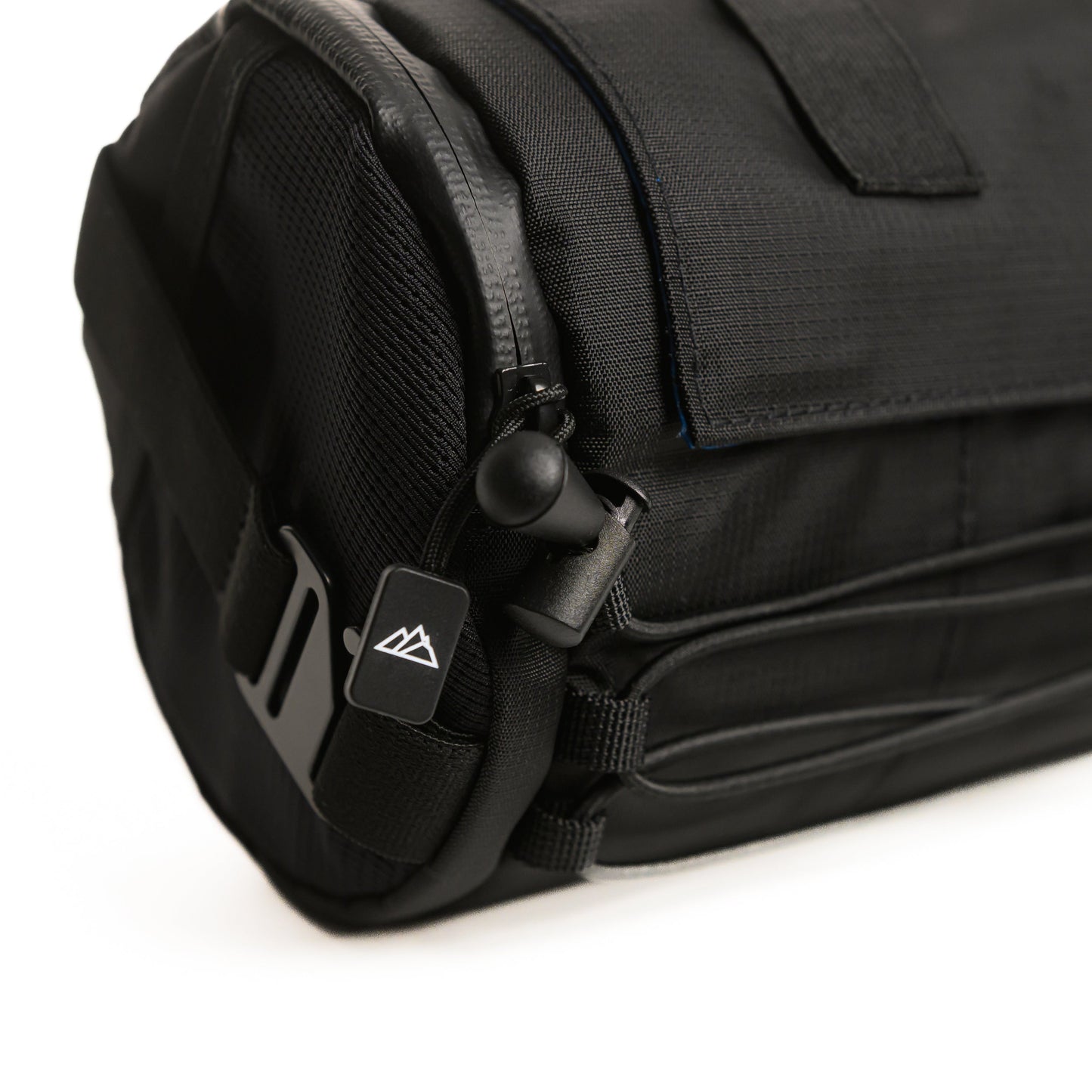 https://cdn.shopify.com/s/files/1/0493/2776/7713/files/Signature_XL_Bar_Bag_side_zip_pocket.jpg?v=1763224096