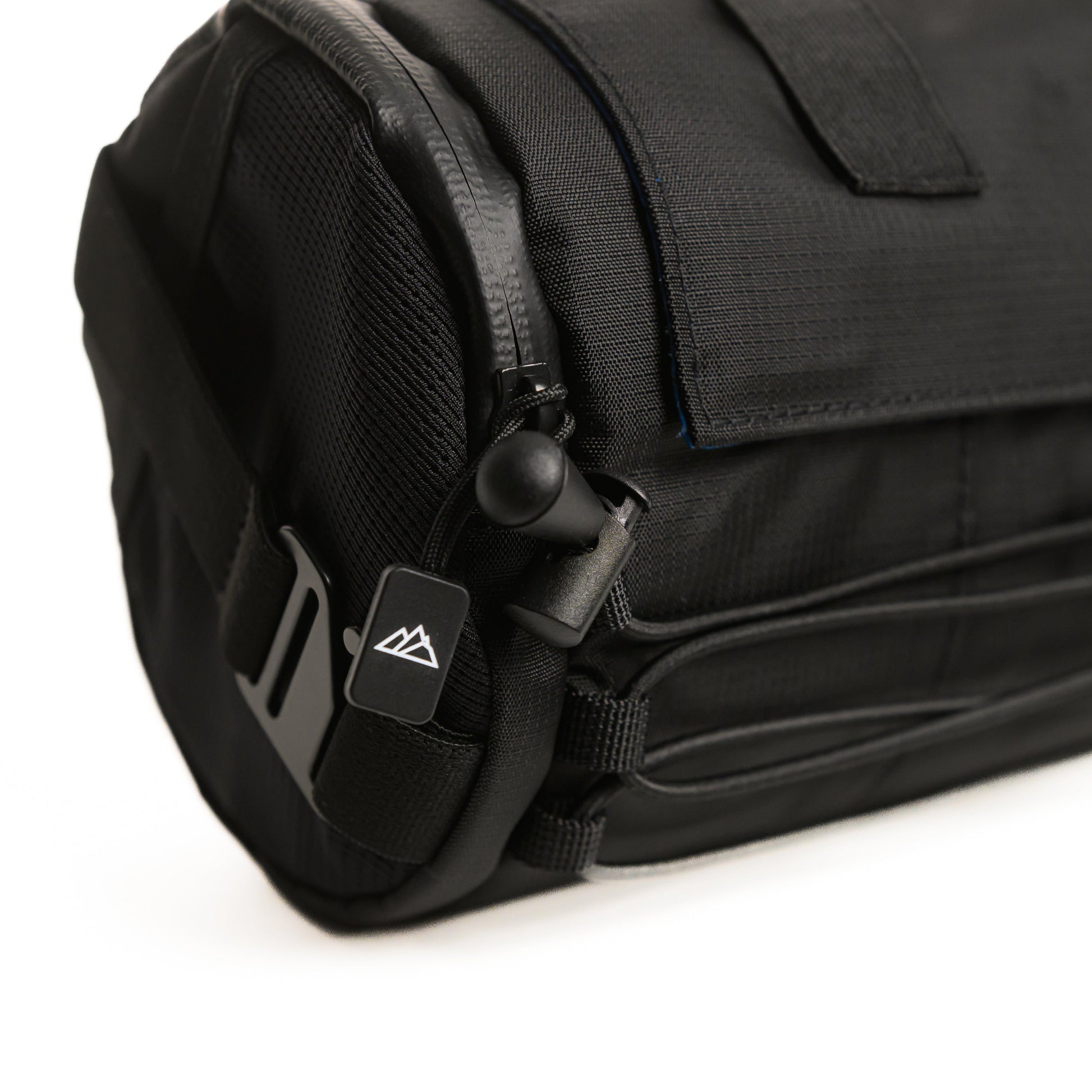 https://cdn.shopify.com/s/files/1/0493/2776/7713/files/Signature_XL_Bar_Bag_side_zip_pocket.jpg?v=1763224096